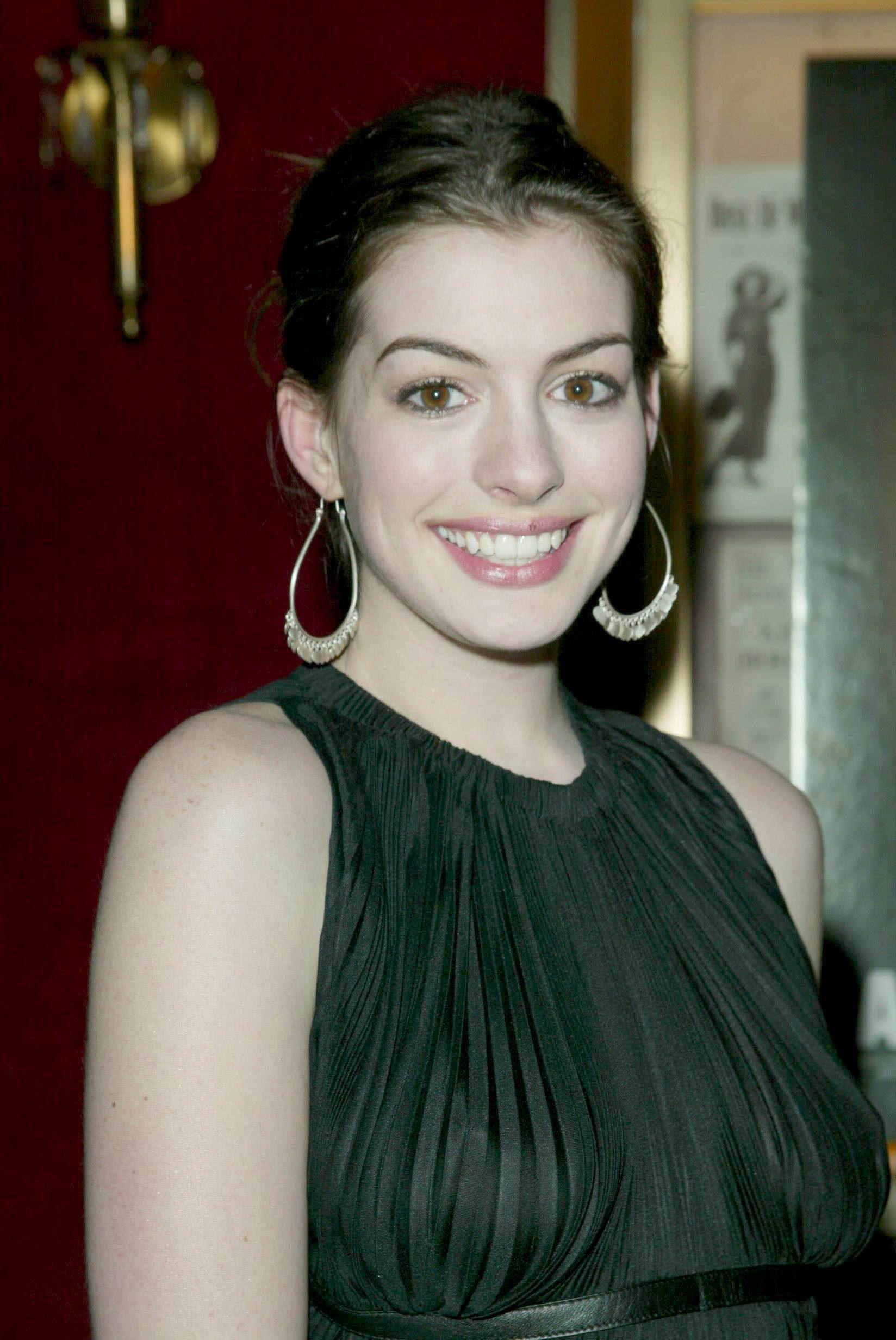 https://www.fotosdefamosas.tk/Fotos/Anne_Hathaway/Anne_Hathaway_042.jpg