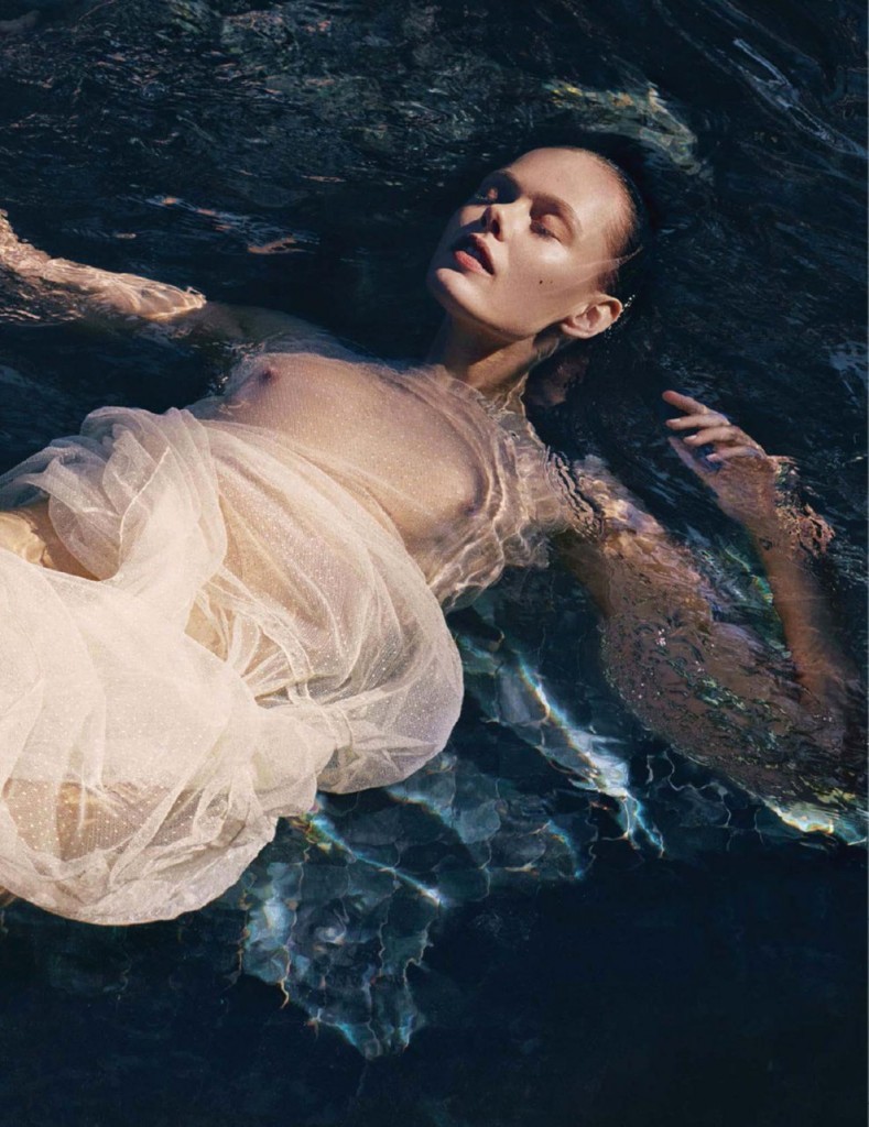 Aquí encontrareis fotos de Frida Gustavsson desnuda, transparencias, posado...